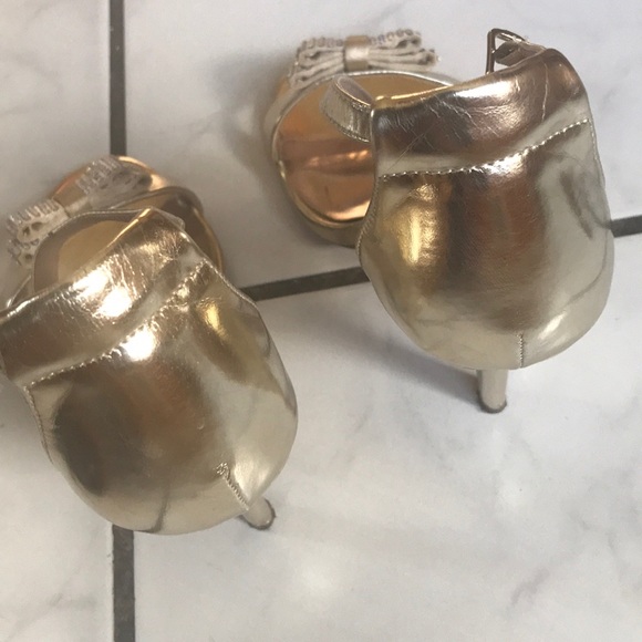 A pair of gold traps Heels - Picture 8 of 16